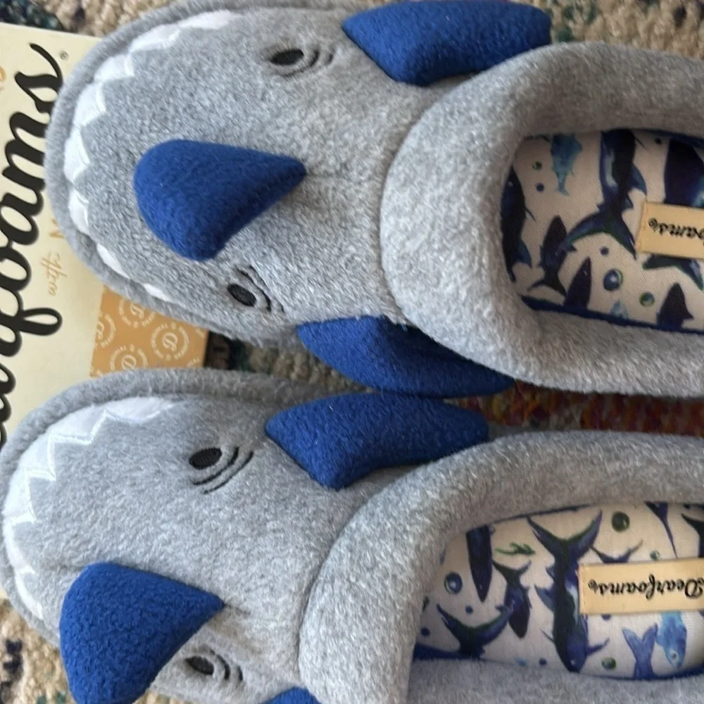NWT Dearfoams Toddler & Kids' Cute washable Shark slippers big kid size 13/1